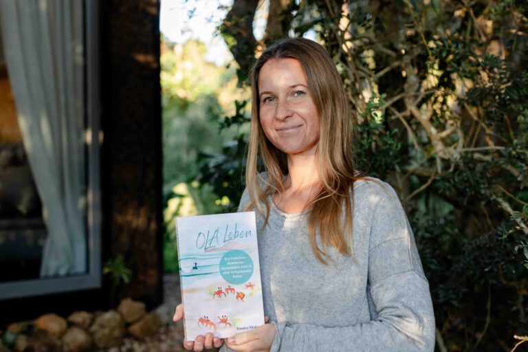 Frau hält Buch in der Hand - Buchvorstellung