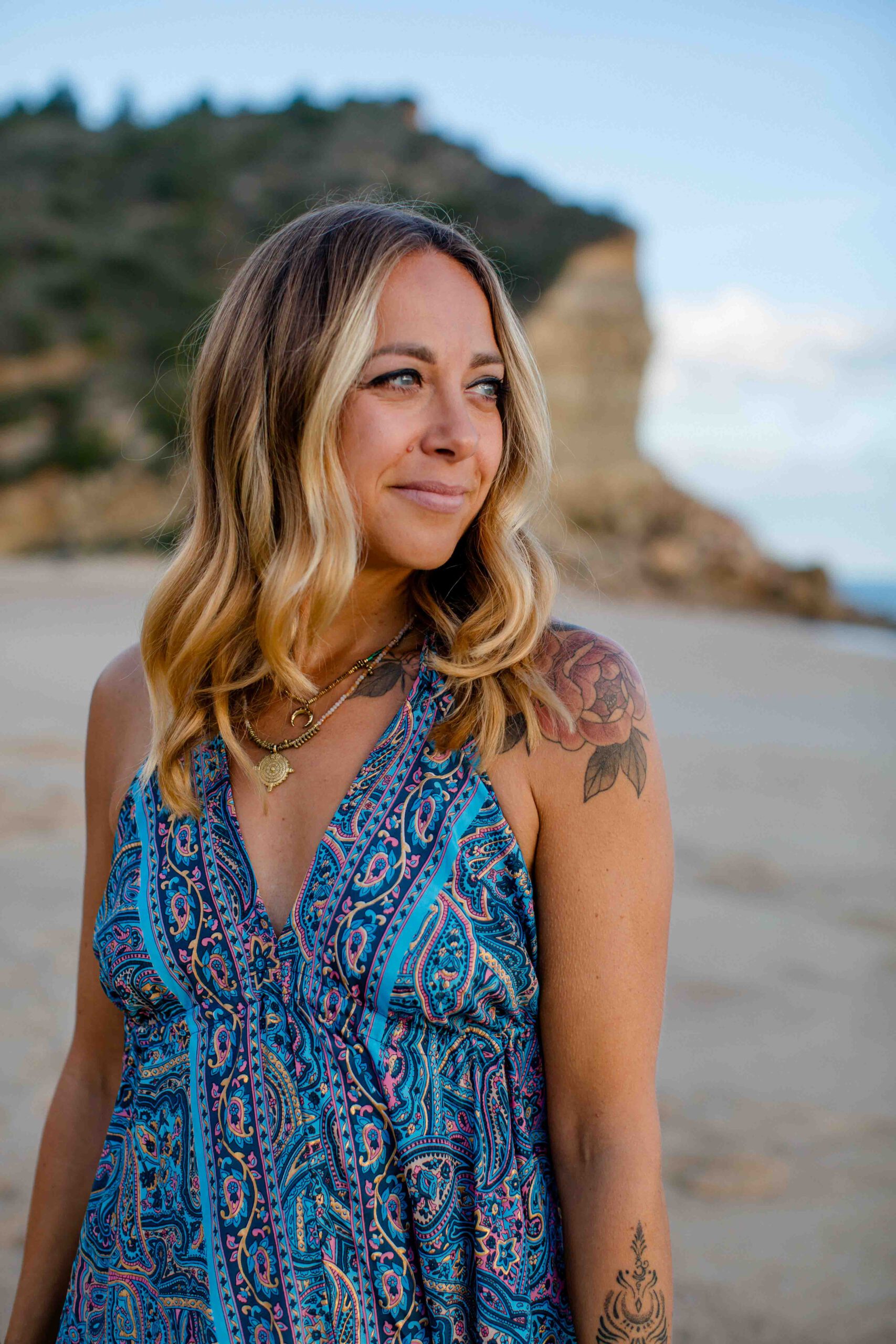 Frau im Kleid am Strand