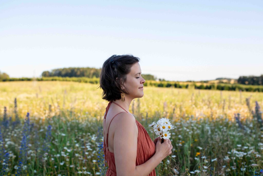 Frau im Blumenfeld - Imagefilm für Coaches