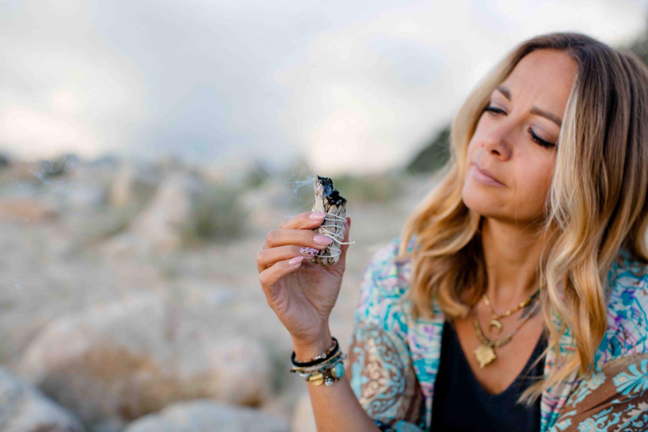 Frau hat Räucherwerk in der Hand