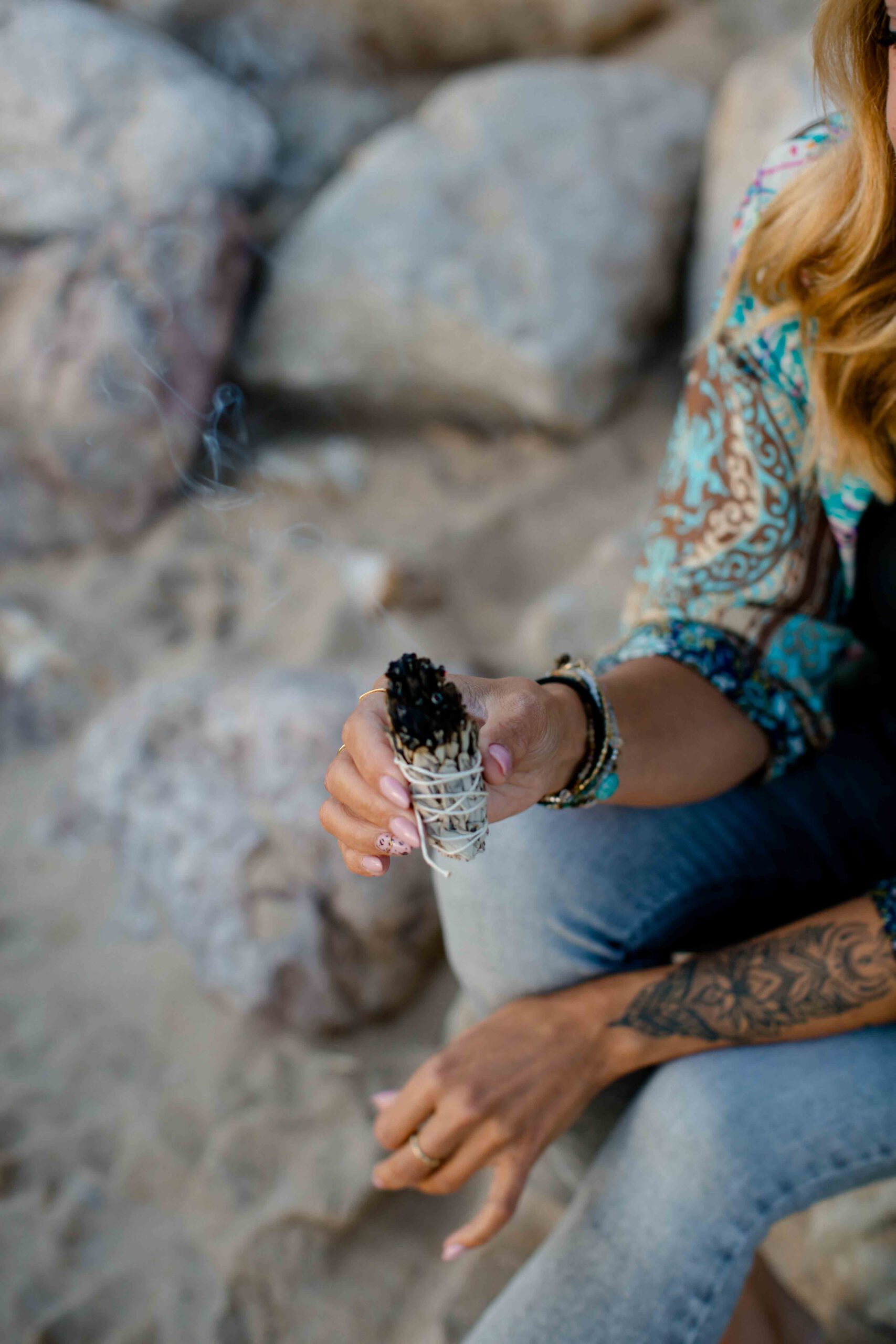 Frau hat Räucherwerk in der Hand