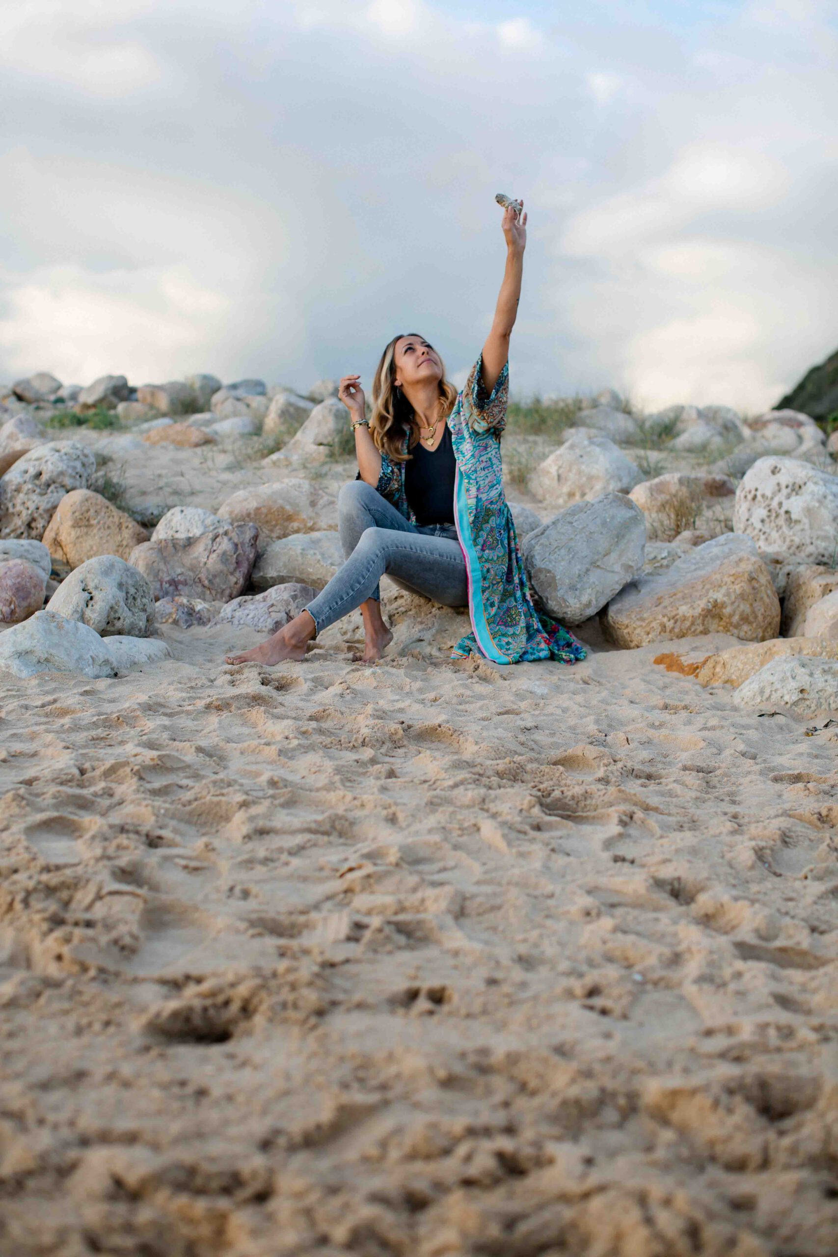 Frau hat Räucherwerk in der Hand