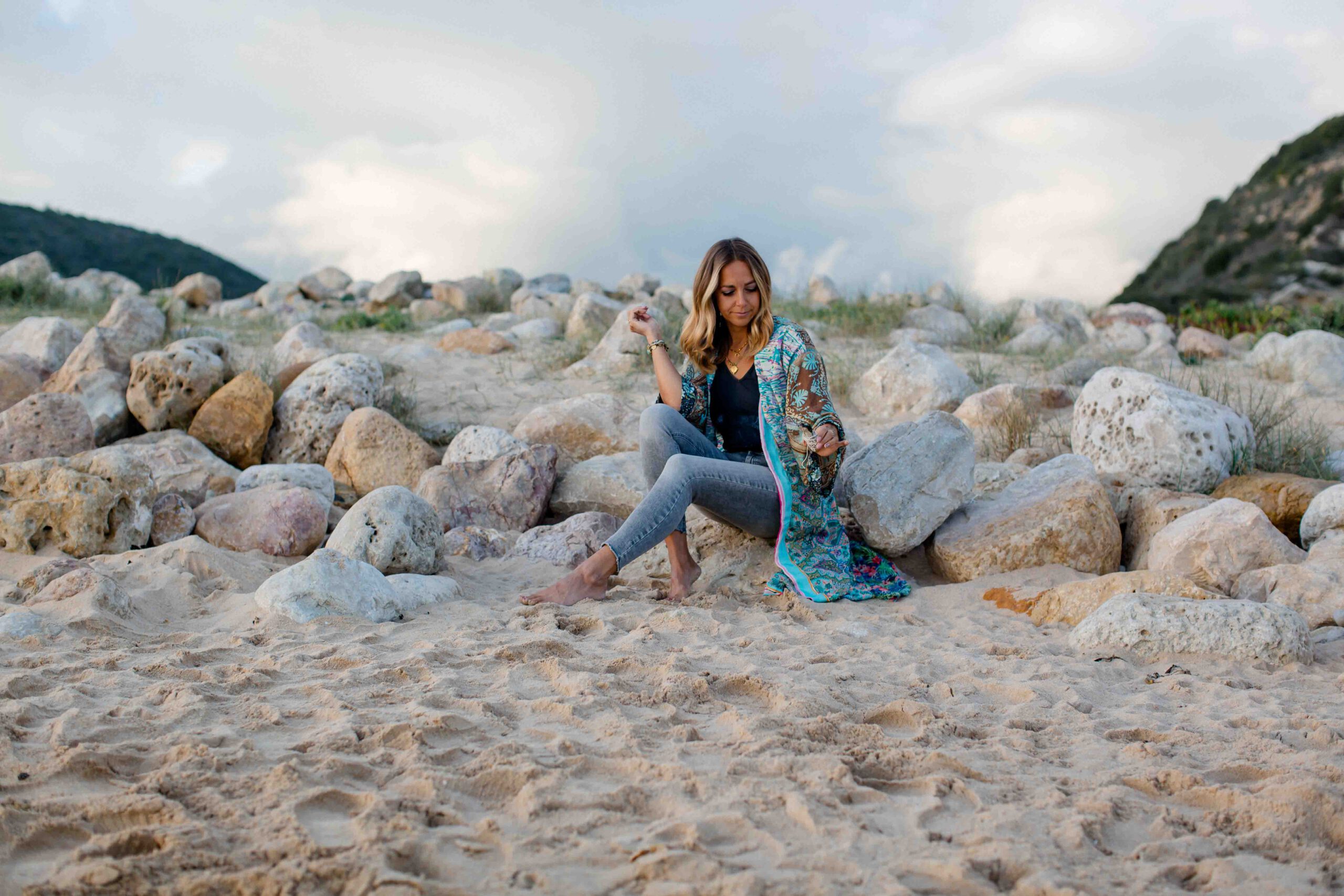 Frau sitzt am Strand