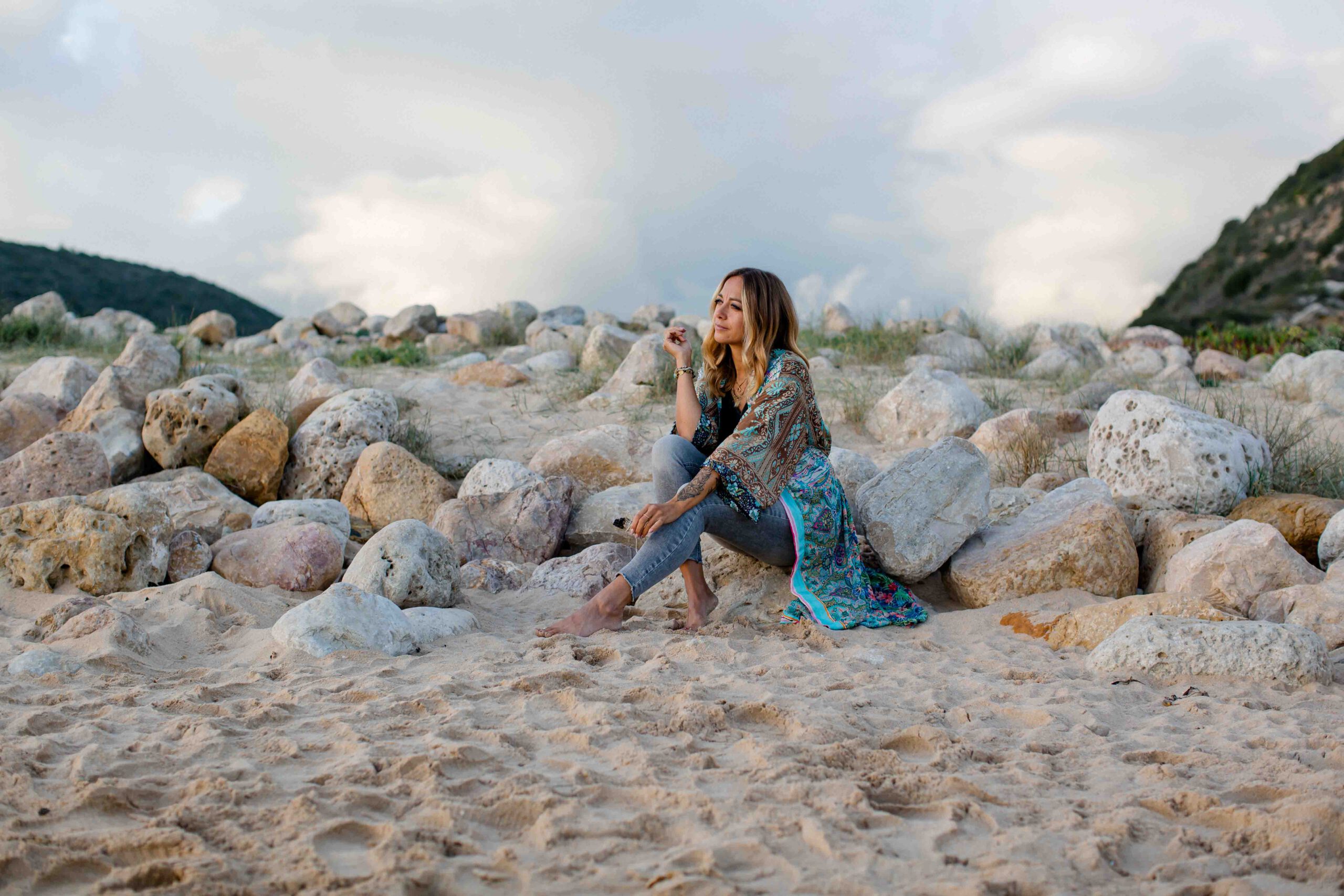 Frau sitzt am Strand