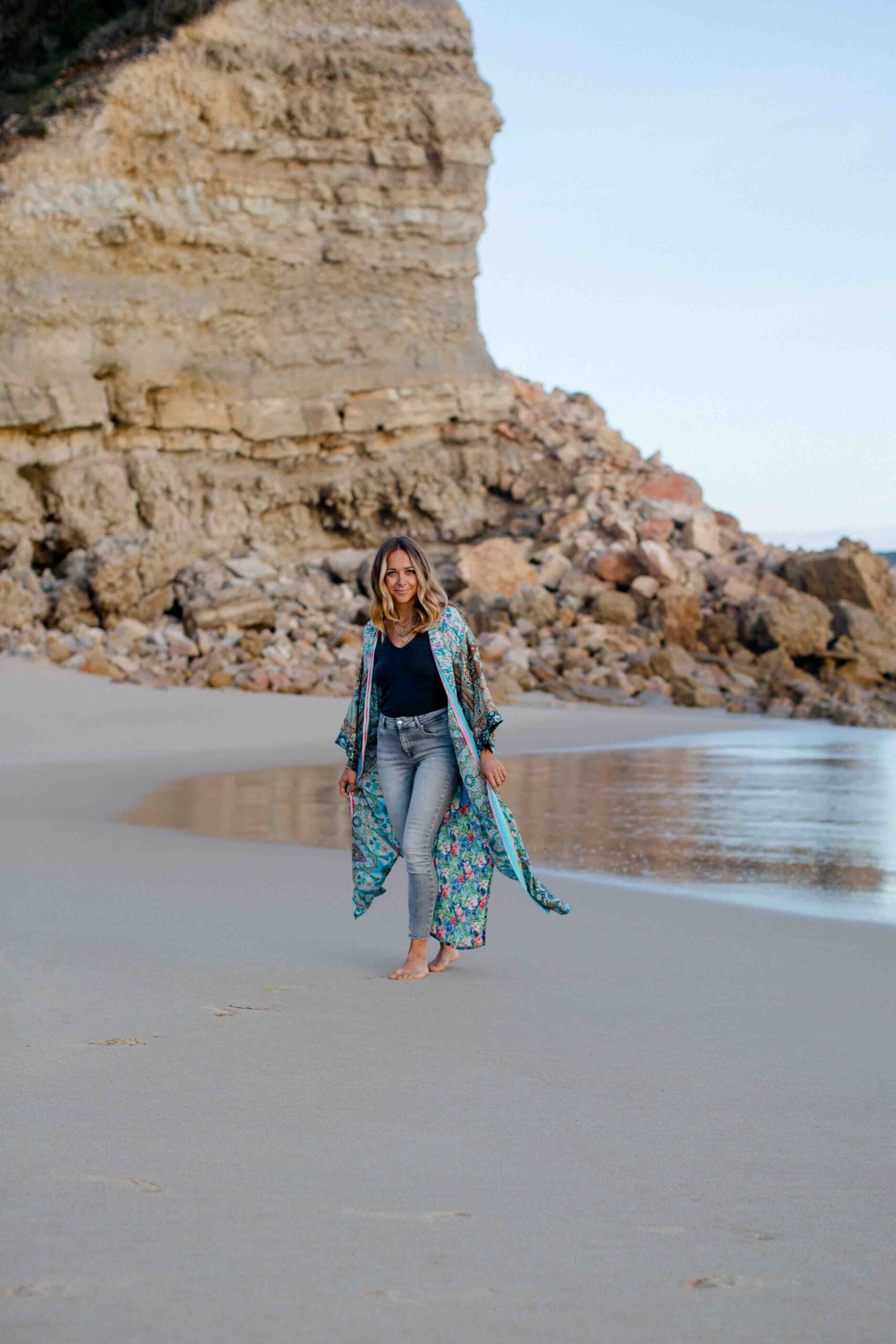 Frau läuft am Strand entlang, Fotoshooting