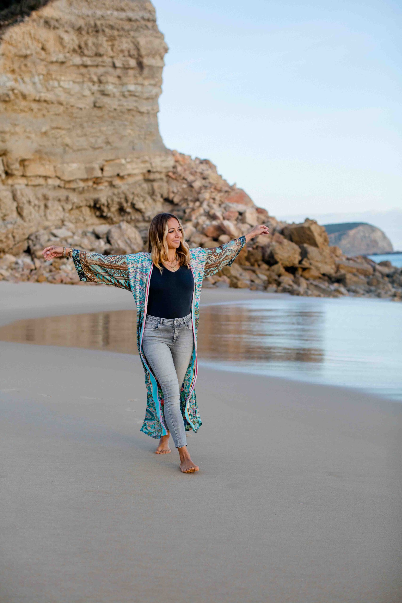Frau läuft am Strand entlang, Fotoshooting