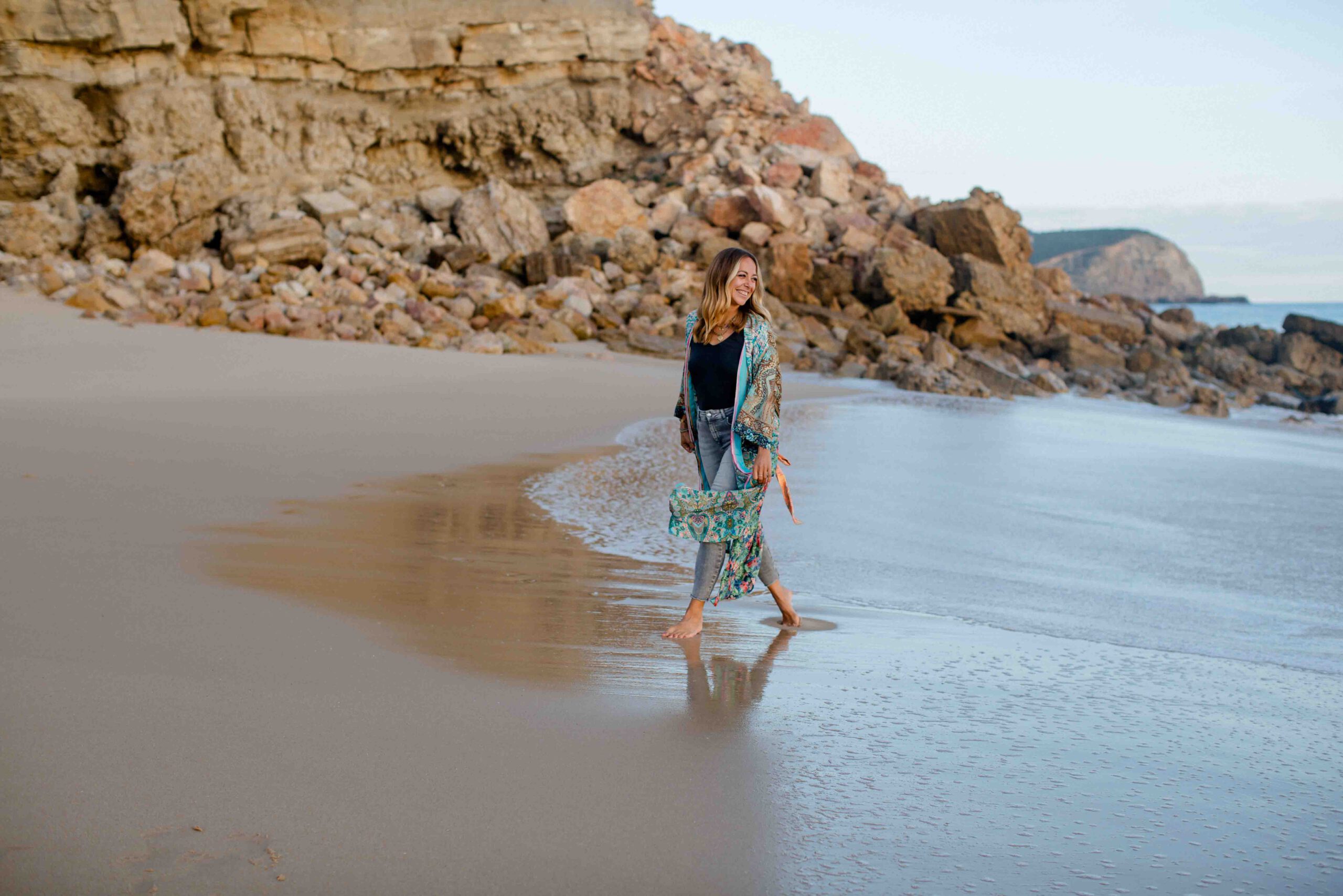 Frau läuft am Strand entlang, Fotoshooting