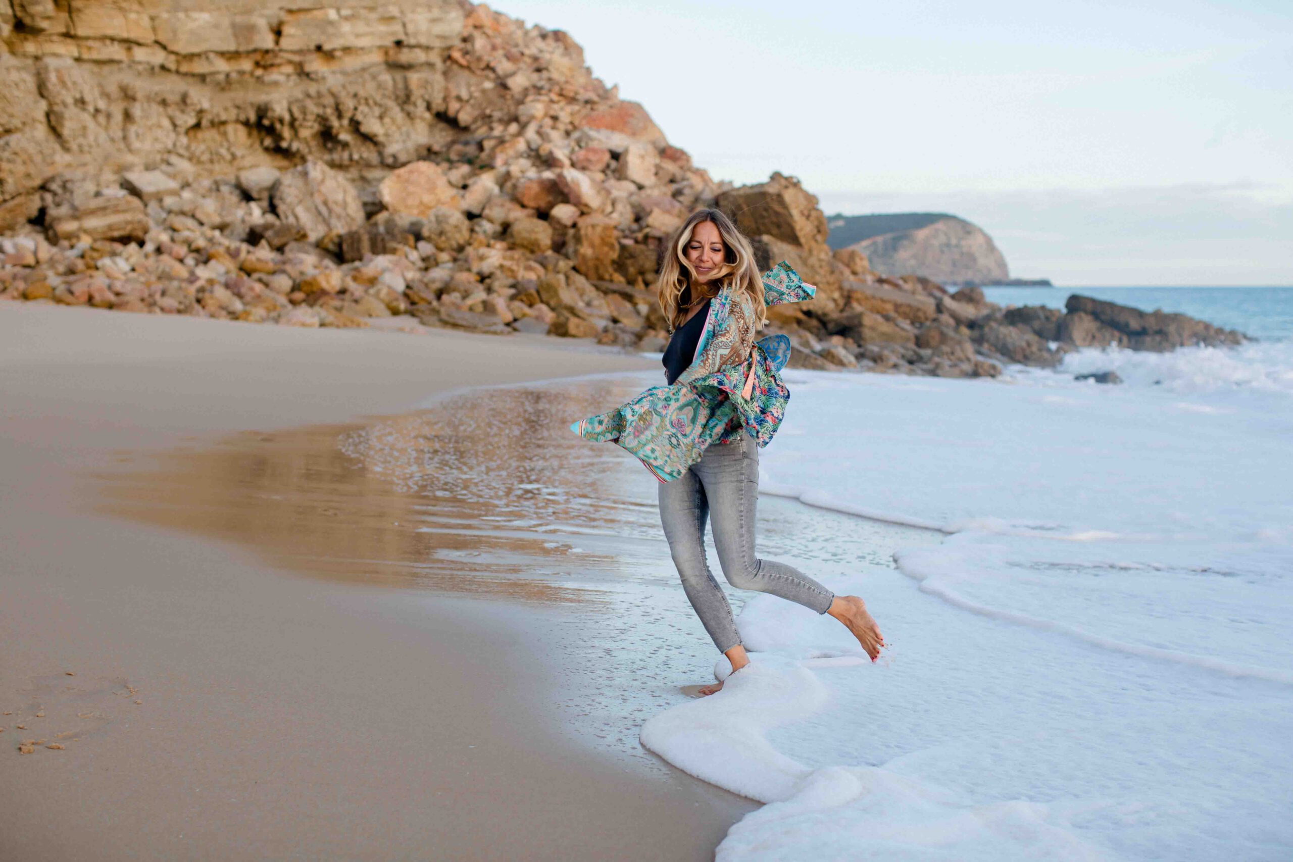 Frau läuft am Strand entlang, Fotoshooting