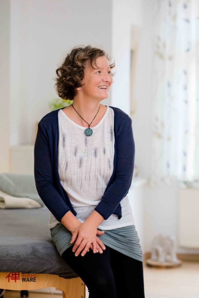 Frau sitze auf Schreibtisch