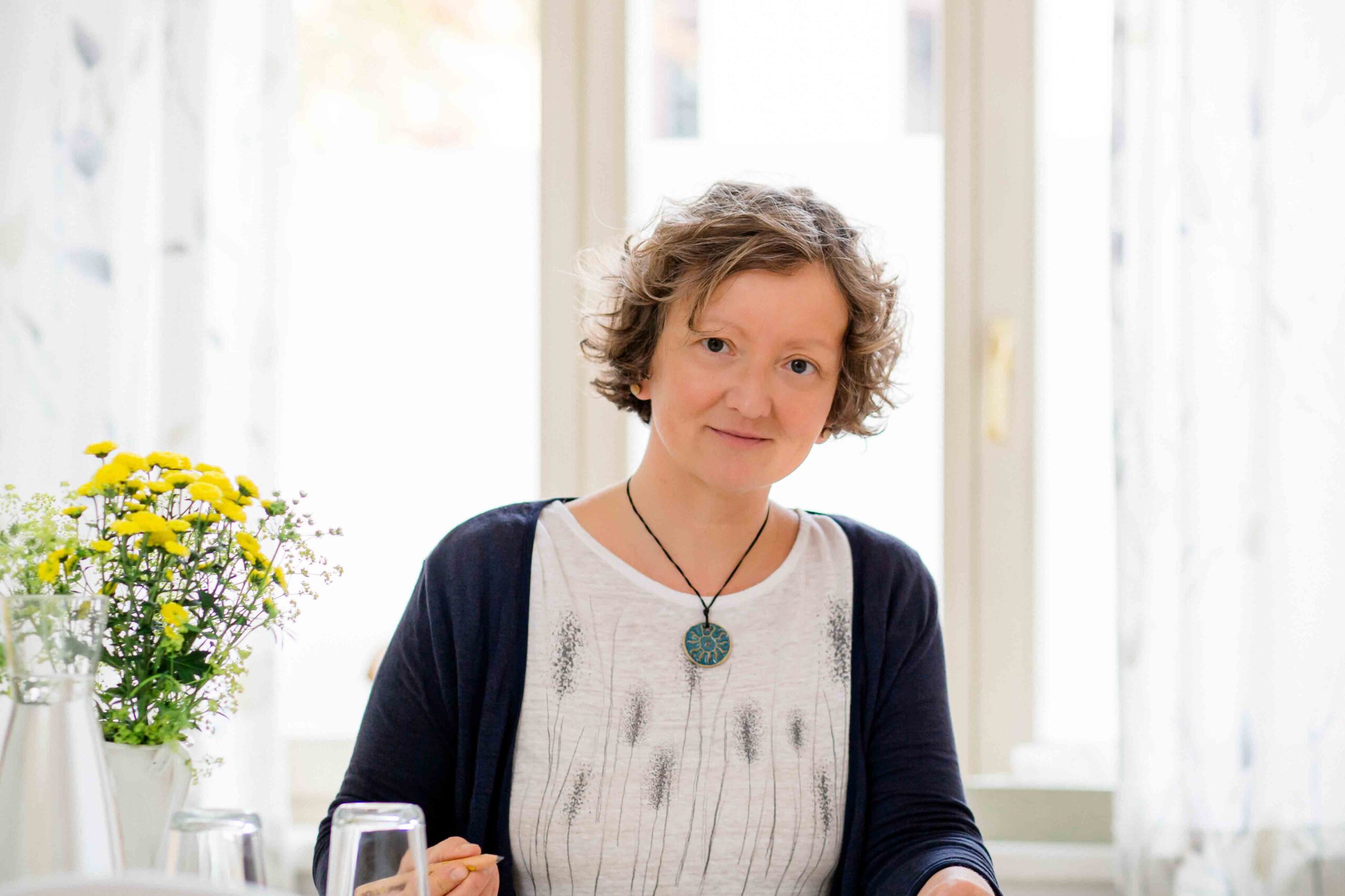 Frau Kinesiologin lächelt in die Kamera - Businessfotoshooting