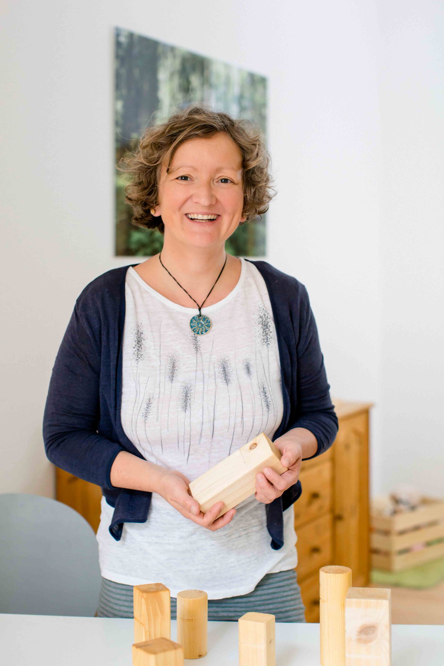 Frau Kinesiologin lächelt in die Kamera - Businessfotoshooting - Imagefilm für Therapeuten