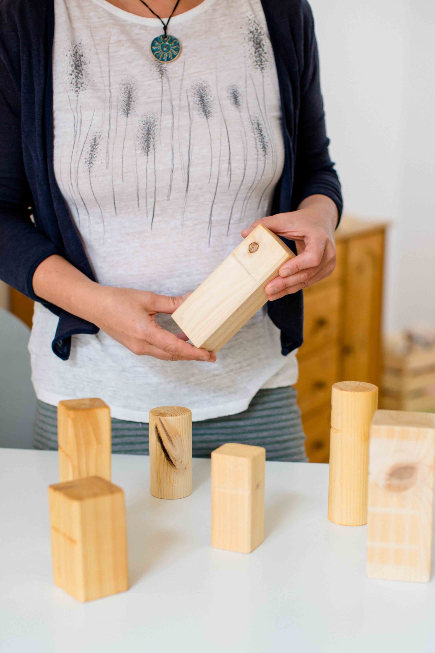 Familienaufstellung mit Symbolen - Holzblöcke - Imagefilm für Therapeuten