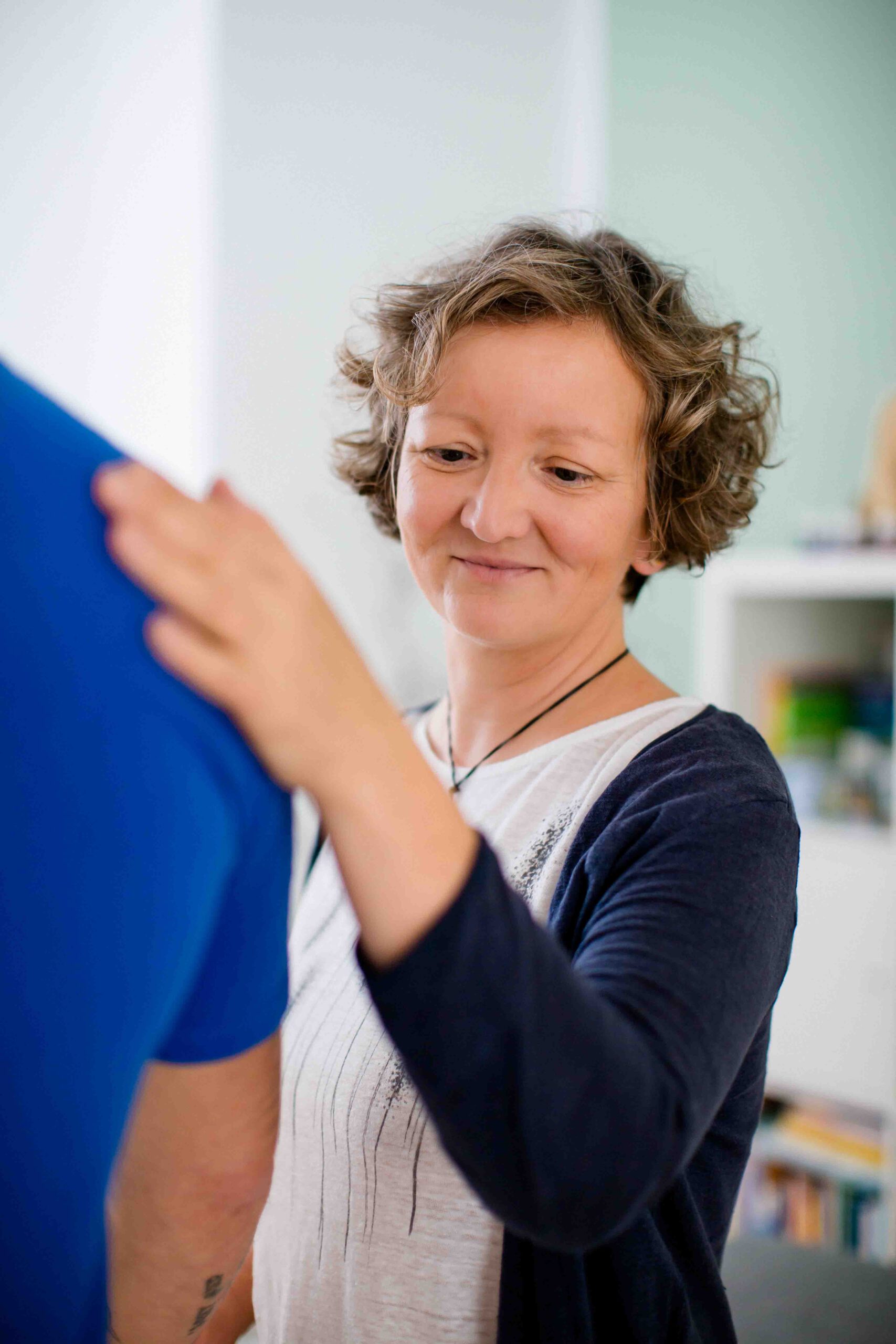 Kinesiologin bei der Arbeit - Businessfotoshooting - Imagefilm für Therapeuten