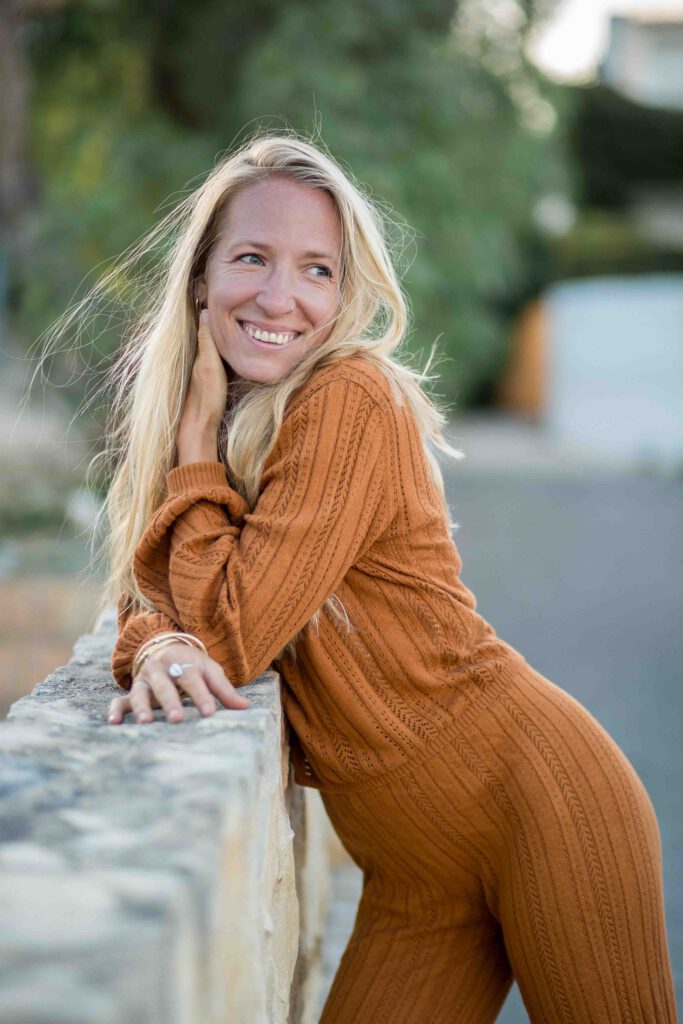 blonde Frau mit langen Haaren